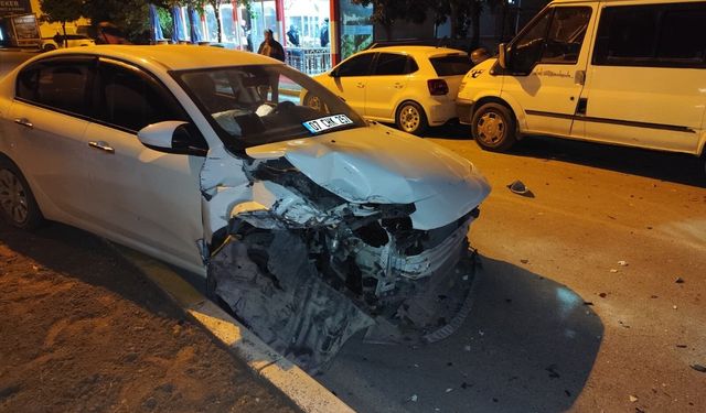 Alkol alıp direksiyon başına geçti, 3 araca çarpıp ortalığı birbirine kattı