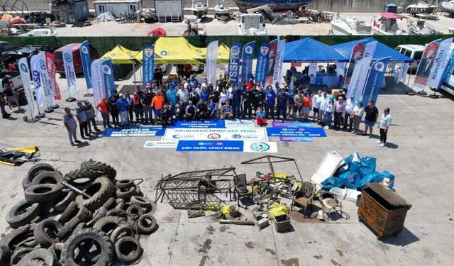 38 dalgıç daldı: Denizden çöp konteynırı, araç lastiği ve demirler çıktı