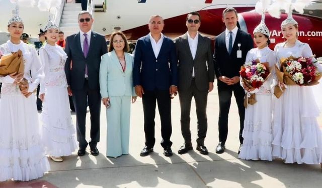 Almatı'dan Gazipaşa-Alanya Havalimanına ilk uçak seferi "su takı" seremonisiyle karşılandı