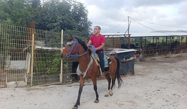Azmiyle engel tanımıyor: Atıyla işe gidiyor, madalyaları topluyor