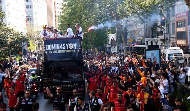 Galatasaraylı futbolcular şehir turu atarken tehlike atlattı