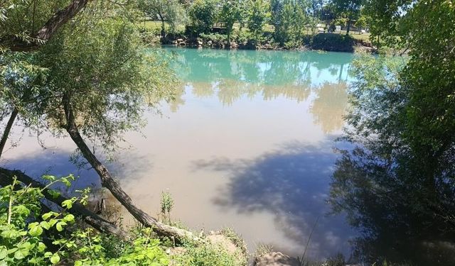 Manavgat Irmağı’nda çevre felaketi: Suyun rengi kahverengiye döndü