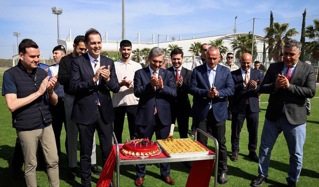 Vali Şahin’den Antalyaspor’a destek ziyareti, Başkan Perçin’e sürpriz kutlama