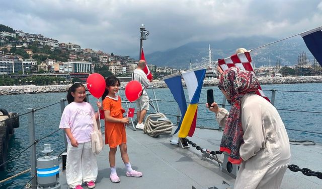 Alanya’da savaş gemilerine yoğun ilgi