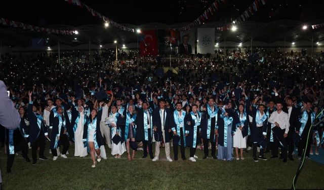 Alanya’da mezuniyet coşkusu: ALKÜ’de 2 bin 705 öğrenci kep attı