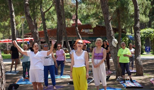 Dünya Yoga Günü'nde Konyaaltı'nda kahkaha ve yoga bir arada
