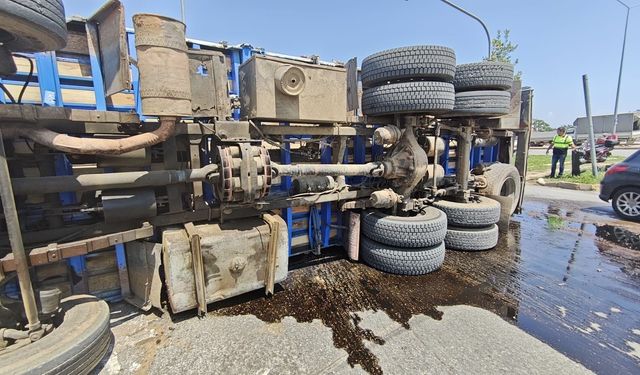 Kavşakta korkutan kaza: Tomruklar yola saçıldı