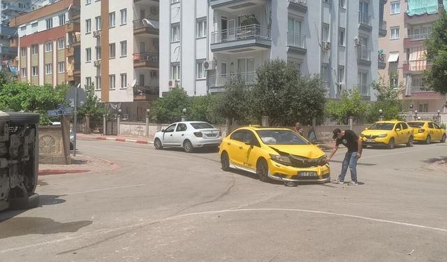 Taksi ile hafif ticari araç çarpıştı: Sürücü burnu bile kanamadan kurtuldu