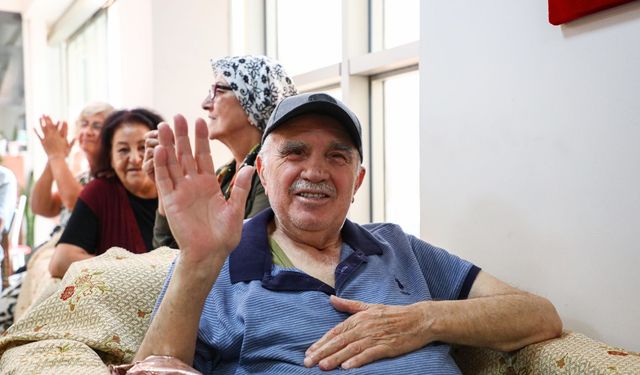 Kepez’de Babalar Günü’nde anlamlı buluşma: Huzurevini ziyaret ettiler