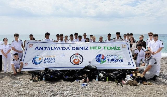 Konyaaltı Sahili'nde çevre seferberliği: Öğrenciler sahaya indi