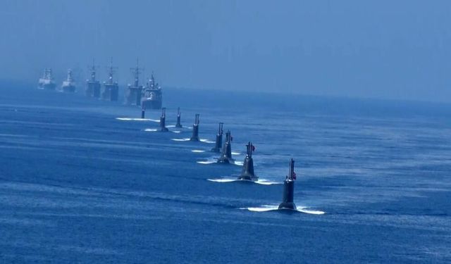 Türk donanmasından Antalya Körfezi'nde gövde gösterisi