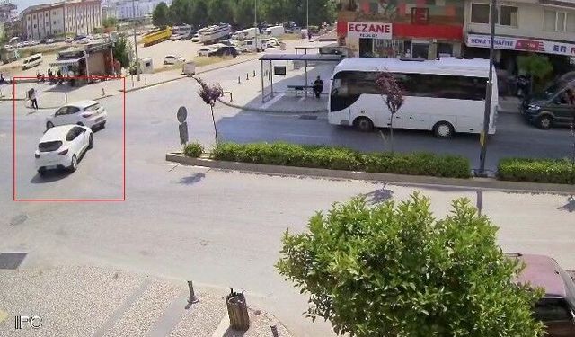Yayalara yol veren araca otomobil çarptı!