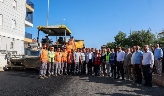 Döşemealtı'nda ulaşım ağı güçleniyor, yollar asfaltlanıyor