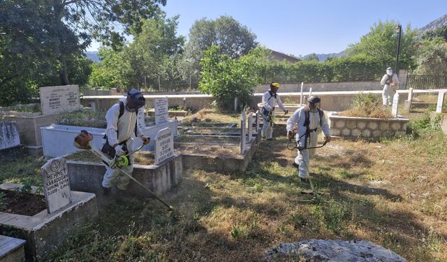 3 ilçenin mezarlıkları yenileniyor: Antalya’da yoğun mesai
