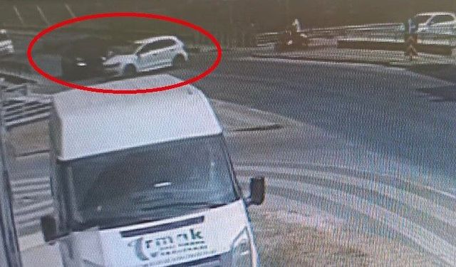 Alt geçit dururken köprüye çıktı, yabancı plakalı lüks araç kazaya karıştı