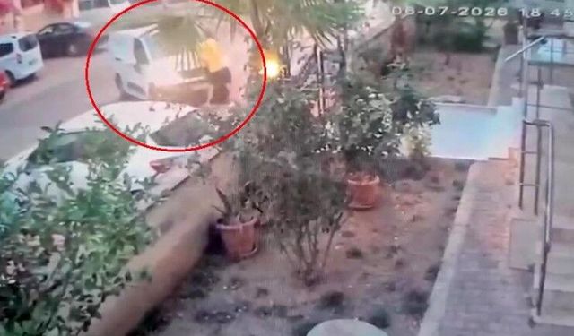 Antalya’da d*hşet anları! Otomobille apartman kapısı arasında s*kışt*rdı