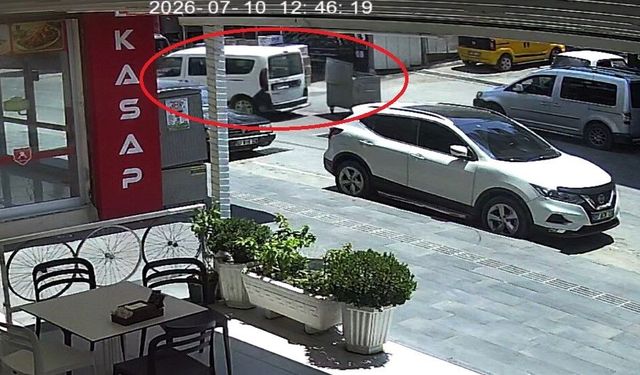 Antalya’da sıra dışı kaza şaşkına çevirdi! Yuvarlanan çöp konteyneri aracı biçti