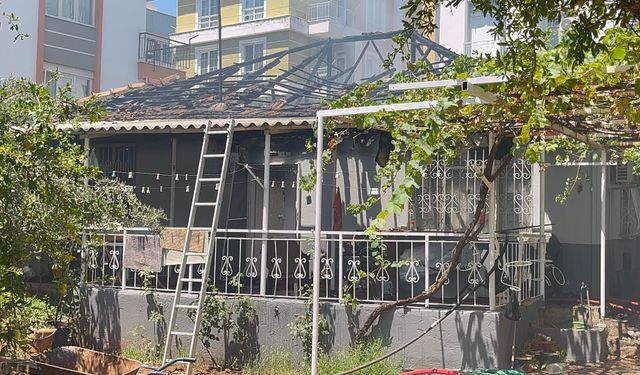 Antalya’da yaşlı çiftin evi alevlere teslim oldu! Kurtarılan çanta sahibine teslim edildi