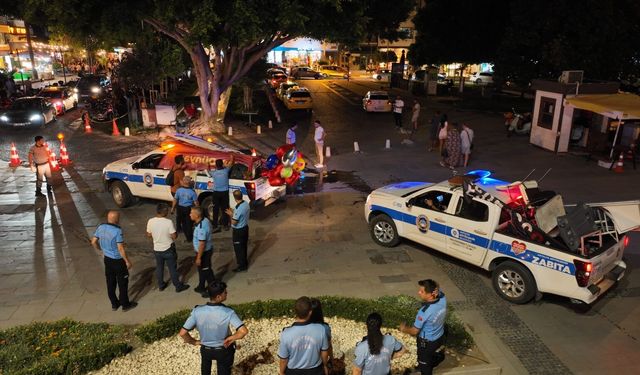 Antalya’da zabıta ekipleri harekete geçti! Kaldırımlardaki masa, sandalye ve tabelalar toplandı