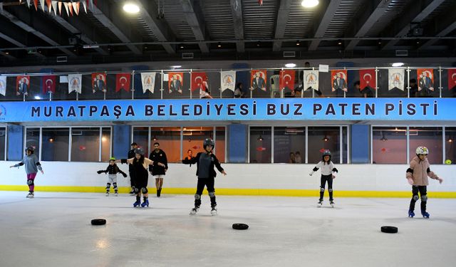 Antalya kavruluyor, onlar buz üstünde serinliyor!