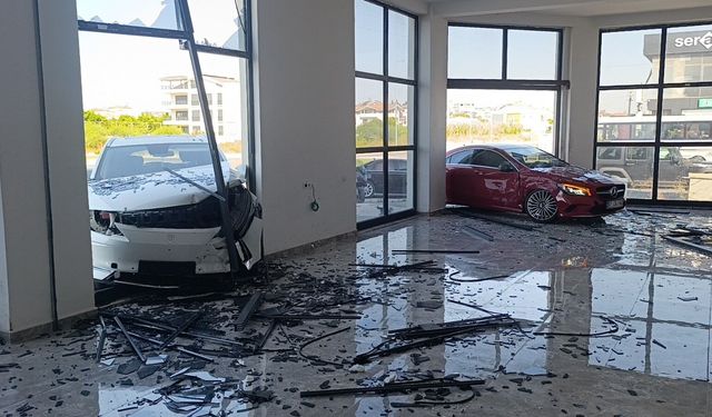 Çarpışan otomobiller hızını alamayıp iki ayrı kapıdan iş yerine girdi