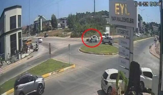 Kavşakta kaza sonrası ortalık karıştı: Yumruk attığı cam başına iş açtı
