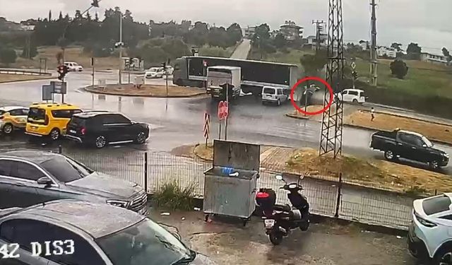 Kırmızı ışıkta başlayan d*hşet! Tırın çarptığı otomobil takla attı