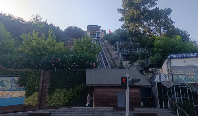Manavgat’ta asansör kabusu! 11 kişi mahsur kaldı, teknik servis numarası kapalı çıktı