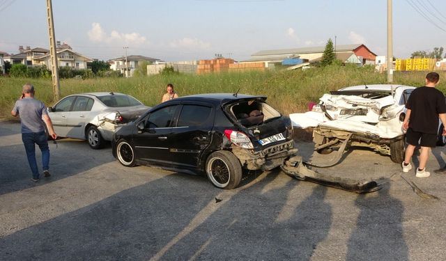 Manavgat’ta feci kaza! 3 otomobil ve tur minibüsü çarpıştı: 7 yaralı