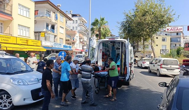 Manavgat’ta U dönüşü yapan sürücü d*hşeti yaşattı! 2 kişi yaralandı