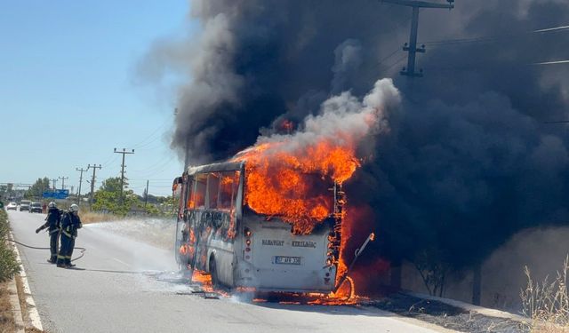 Manavgat’ta yolcu midibüsü alev alev yandı! Sürücü yolcuları son anda tahliye etti