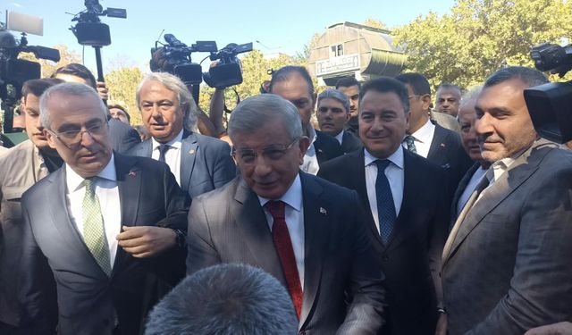 Davutoğlu ‘cumhurbaşkanına hakaret’ soruşturması kapsamında ifade verdi