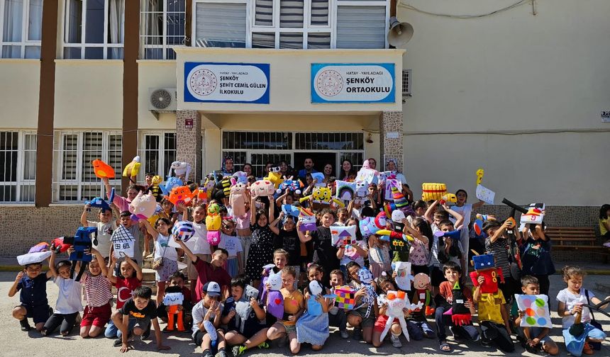 Akdeniz Üniversitesi öğrencilerinden depremzede öğrencilerine karne hediyesi