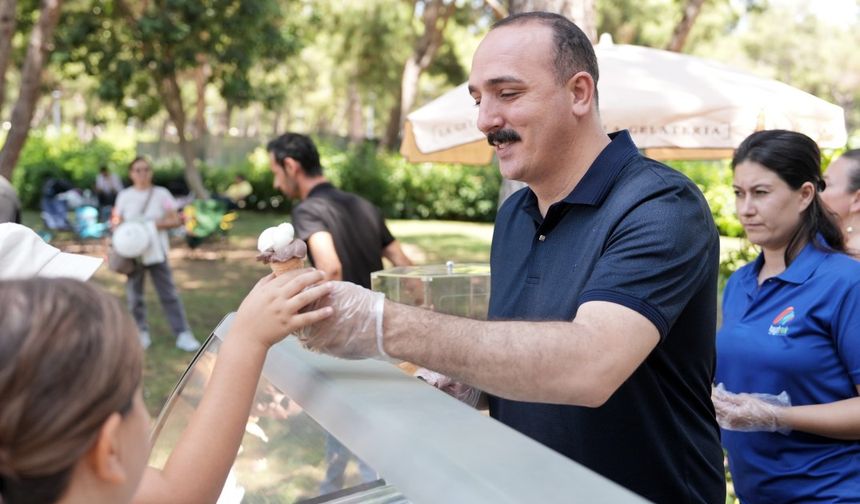 Başkan Kotan’dan karnesini alan çocuklara dondurma sürprizi