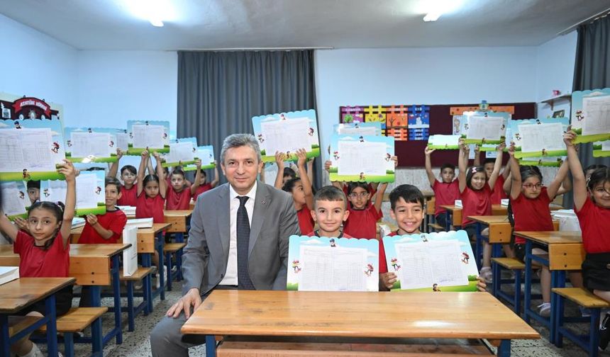 Vali Şahin öğrencilerin karne heyecanına ortak oldu
