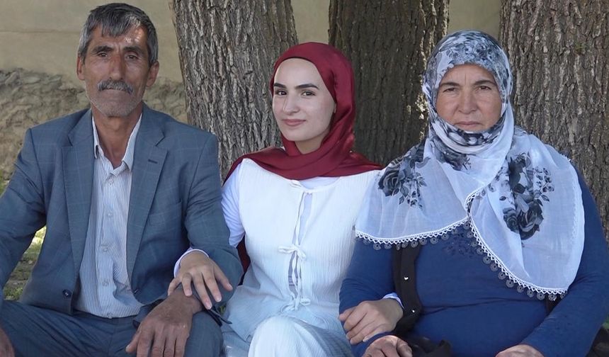 YKS sonrası kızını çiçeklerle karşılayan baba: Dünyanın en güzel anıydı