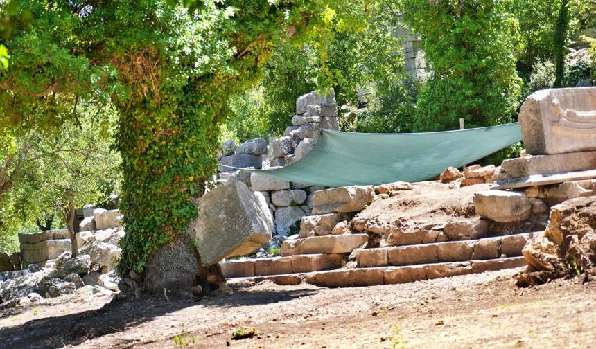 İlk kez görülüyor: Lahit yerinden oynayarak havalandı!