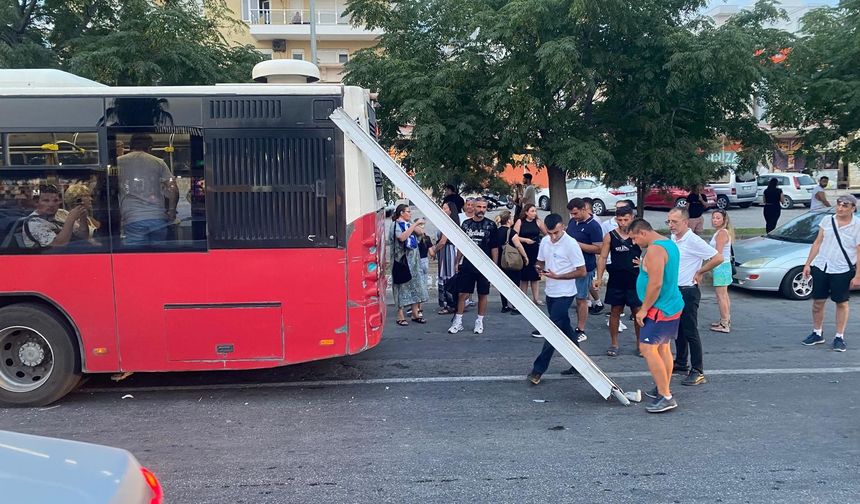 Aksu'da yürekler ağıza geldi! Otobüse tente saplandı