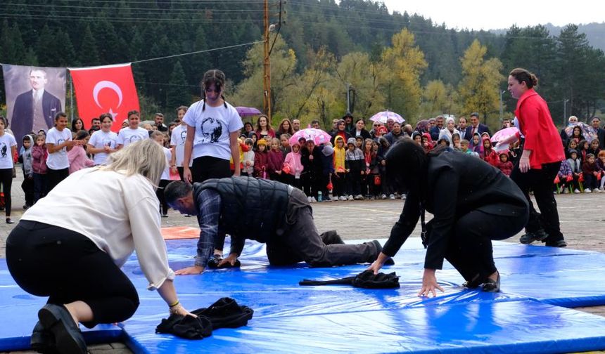 29 Ekim gösterisinde kızının imdadına babası yetişti