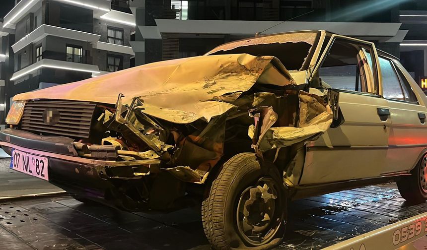 Alanya'da otomobil ve kamyonet kafa kafaya çarpıştı, 2 yaralı