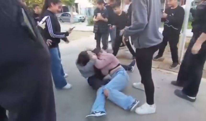 Yine akran zorbalığı, yine kız kavgası! Ayırmak yerine video çektiler!