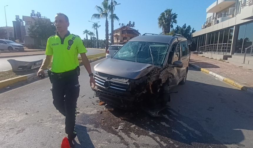 Kontrolü kaybetti, palmiye ağacına çarptı