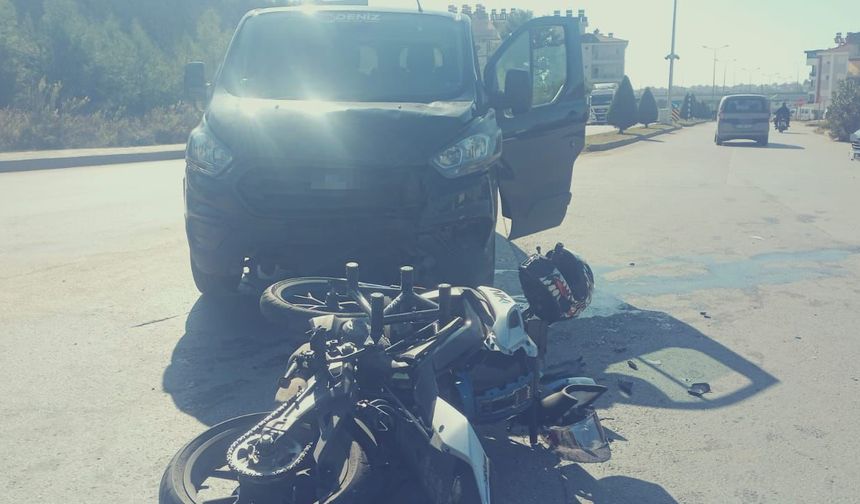 Kaza yaptı, kaskı sayesinde hayatta kaldı!