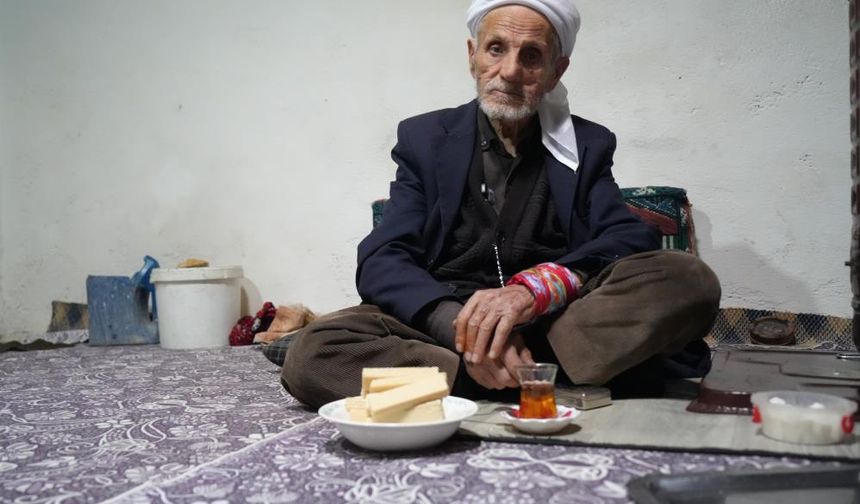 Görenler şaşkın: 86 yaşındaki Balık sadece çay ve gofret ile besleniyor