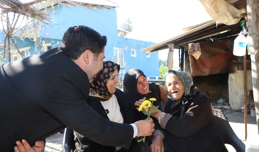 Aksu Belediyesi ihtiyaç sahiplerinin elinden tuttu, gıda kolisi dağıtıldı