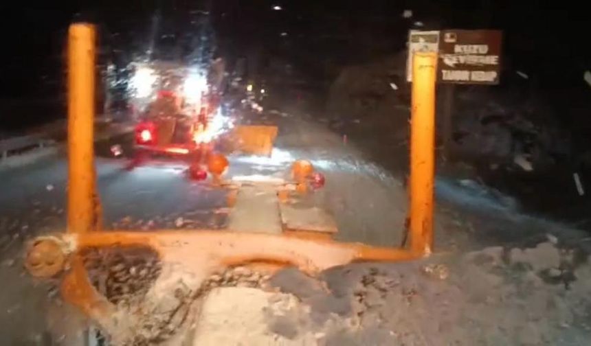 Antalya Konya yolunda kar yağışı yolu beyaza bürüdü