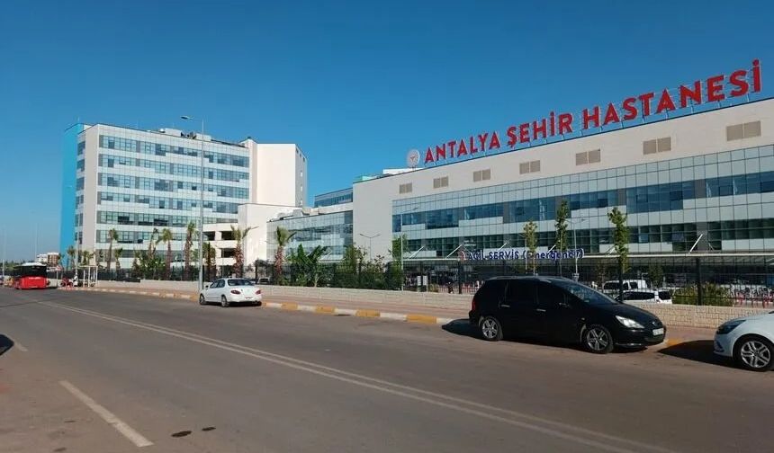 Antalya Şehir Hastanesi’nde hasta mağduriyeti: Estetik yapılan hasta gözünü açamıyor