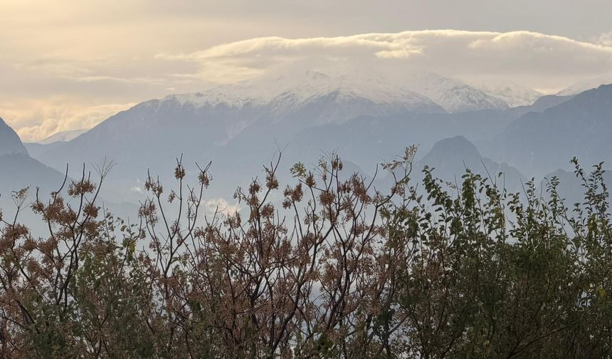 Antalya’ya yılın ilk karı düştü, Saklıkent’te kartpostallık görüntüler oluştu