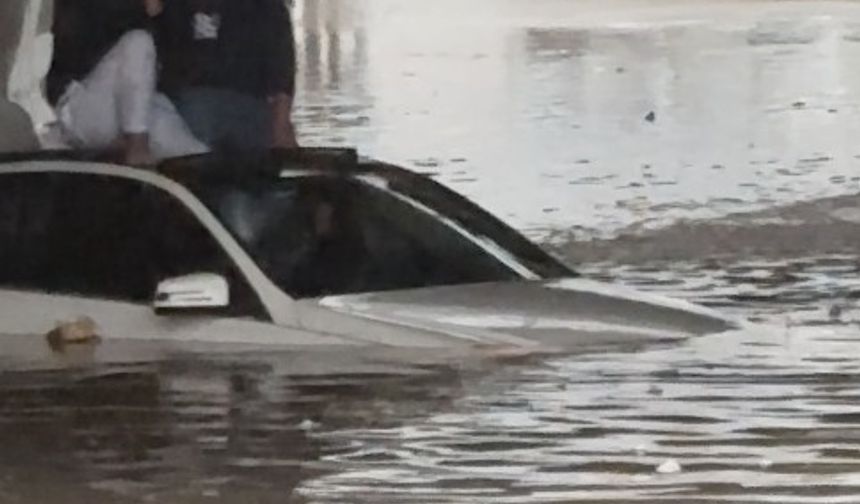 Antalya'da sağanak şehri sele boğdu: Araçlar suda mahsur kaldı!