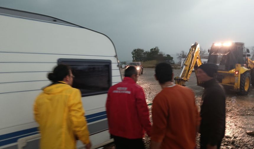 Sağanak sonrası karavanda mahsur kaldılar, imdatlarına ekipler yetişti!